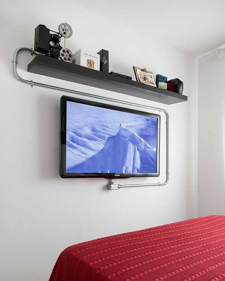 На какой высоте вешать телевизор на стену и как спрятать провода: фото, советы