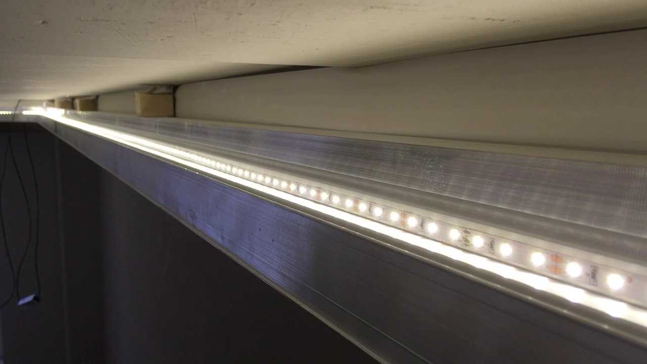 Натяжной потолок со светодиодной подсветкой: светодиоды с лентой внутри потолка, по периметру