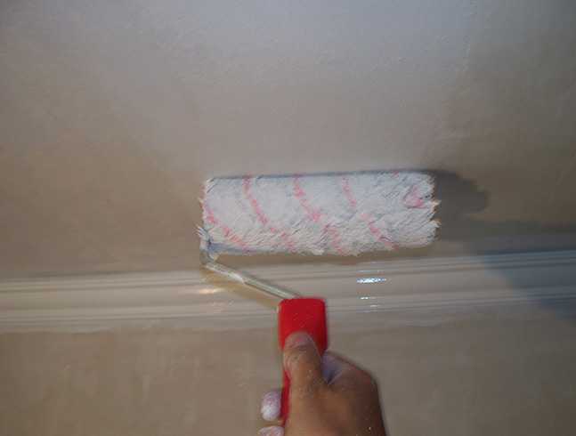 Как красить потолок валиком: как правильно покрасить потолок водоэмульсионной краской, чем лучше красить кистью или валиком, покраска