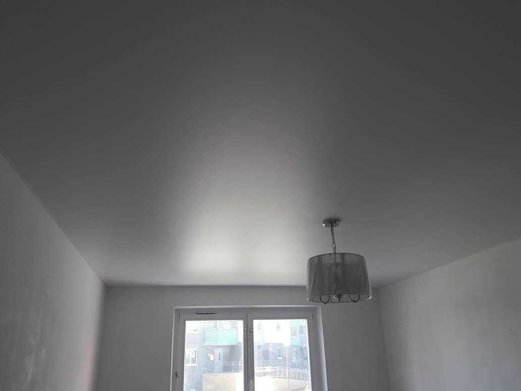 Глянцевые натяжные потолки – преимущества глянца на потолке и лучшие цветовые решения (120 фото)