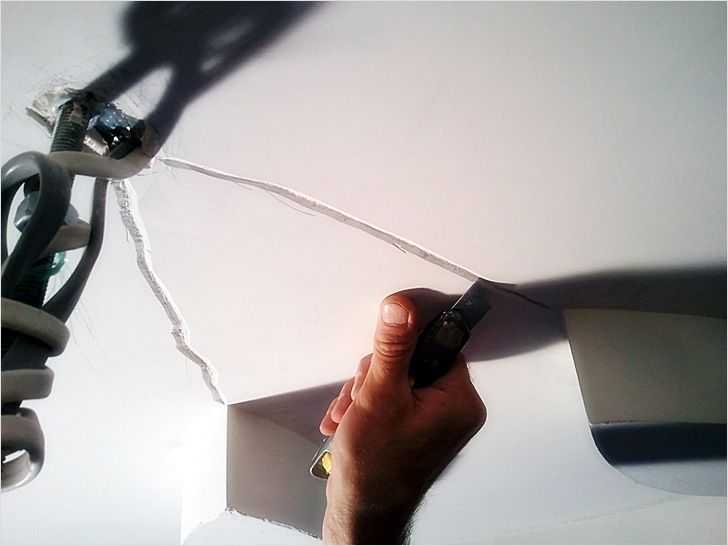 Как заделать дырку в натяжном потолке? чем заклеить отверстие, что делать, если покрытие продырявили, как можно починить своими руками