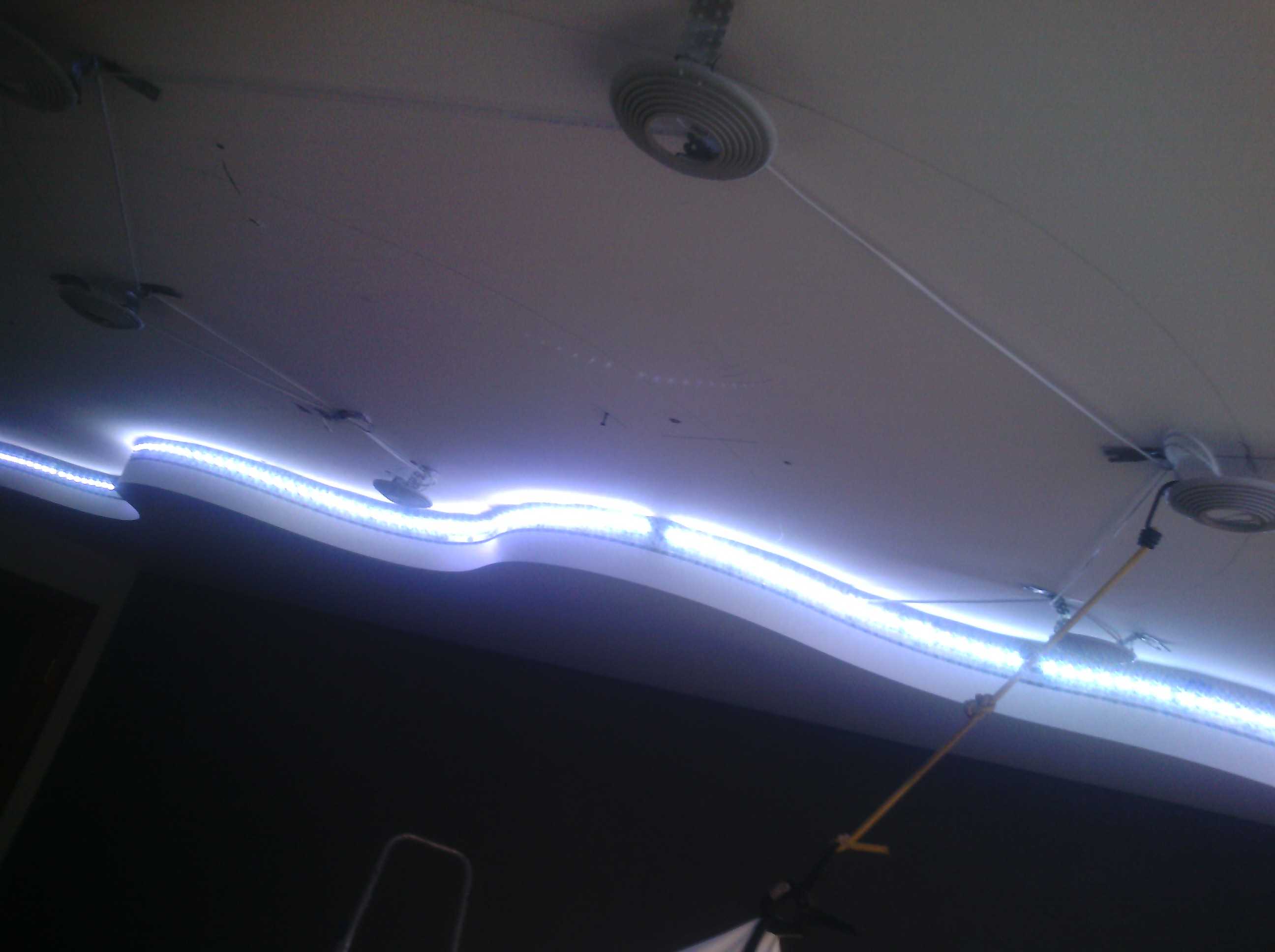 2 варианта монтажа световых и парящих линий в натяжном потолке