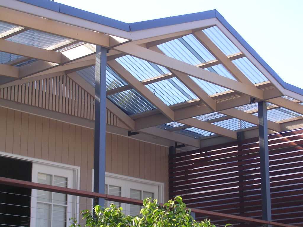 Поликарбонат - отличный материал для крыши так как создает естественное освещение дома Мы покажем как сделать крышу из поликарбоната своими руками