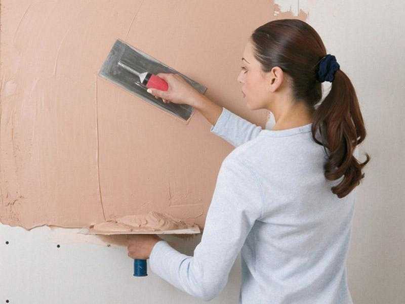 Что лучше выбрать — покраску стен или наклеивание обоев