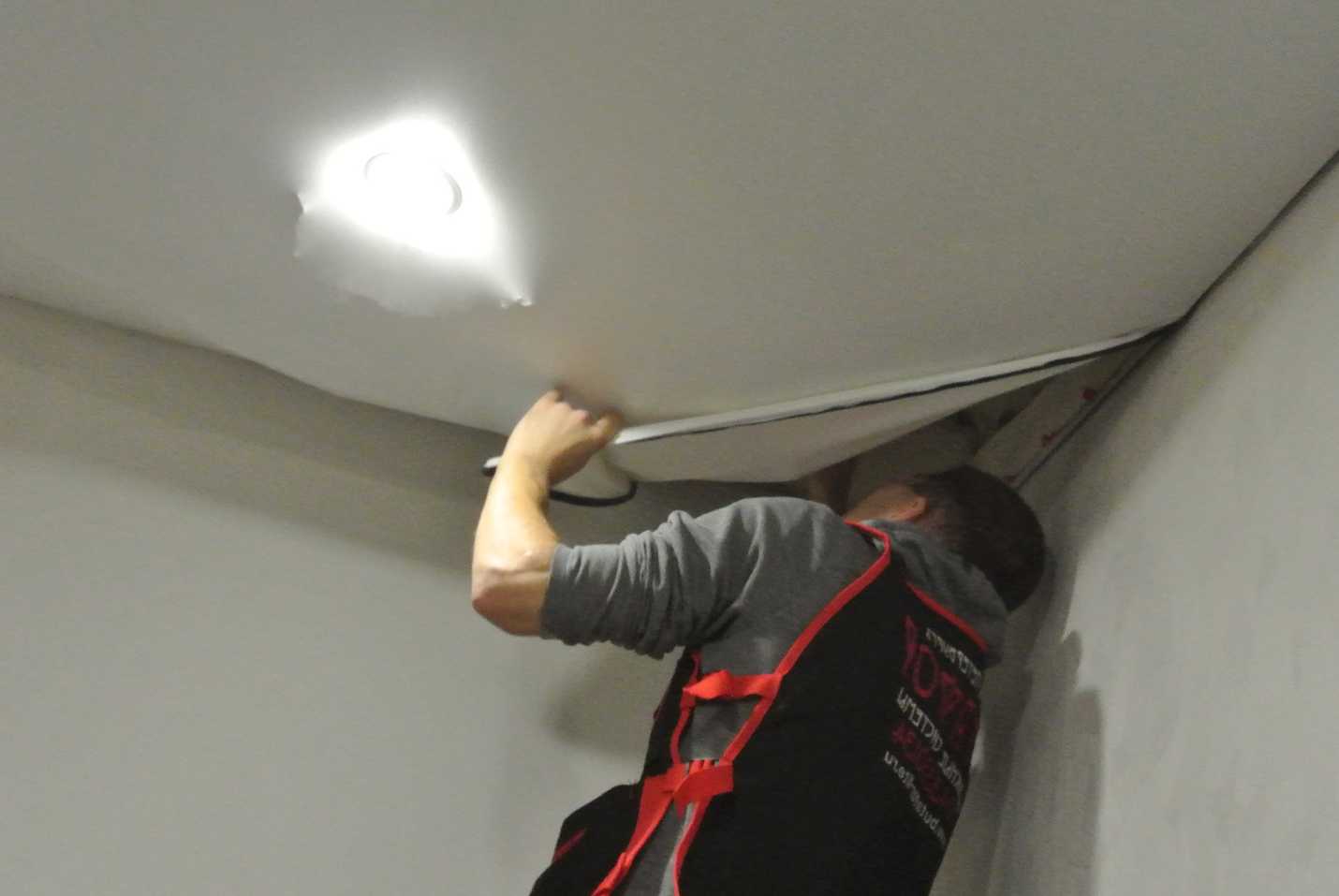 Тонкости процесса снятия натяжного потолока