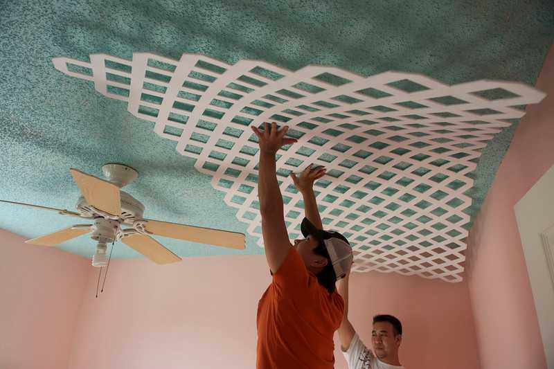 Как клеить виниловые обои на флизелиновой и бумажной основе на потолок