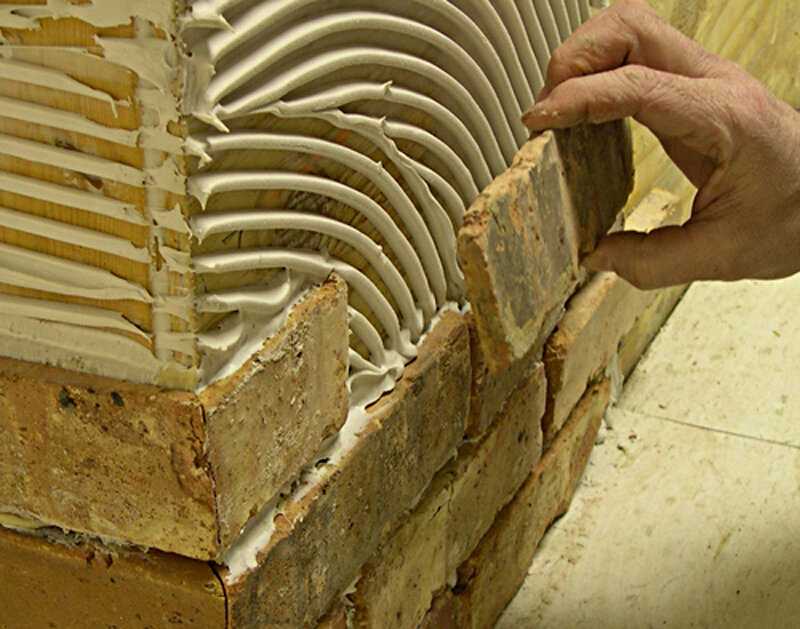 Тонкости работы гипсовой плиткой: как клеить ее на стены