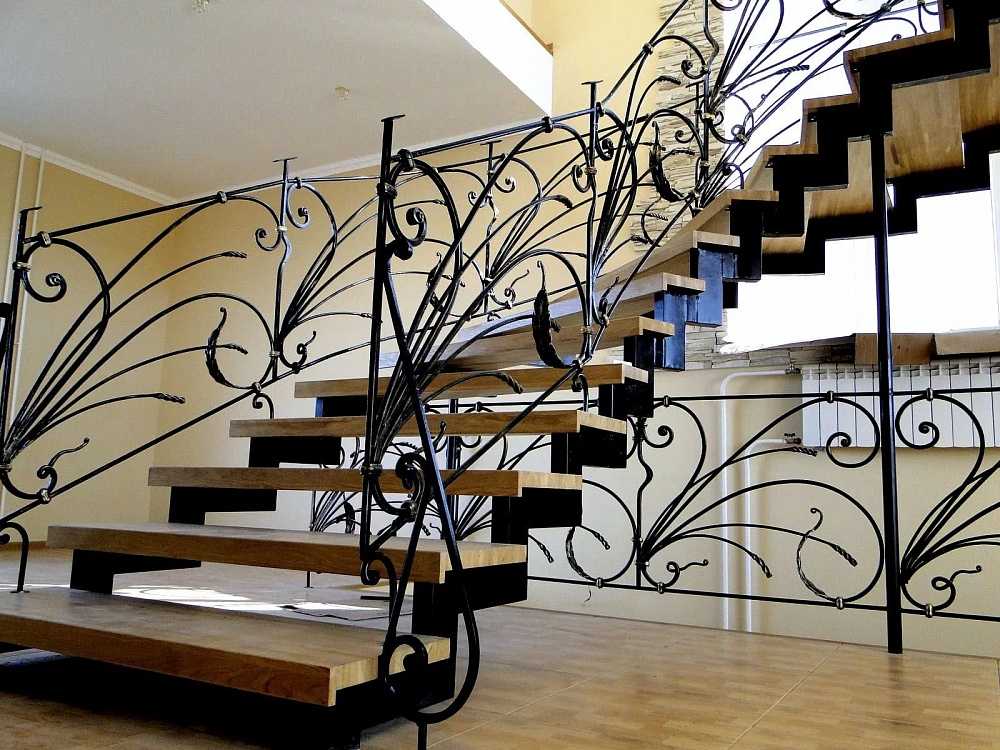 Перила для лестницы в частном доме: выбор типа ограждений, используемые материалы, фото и видео