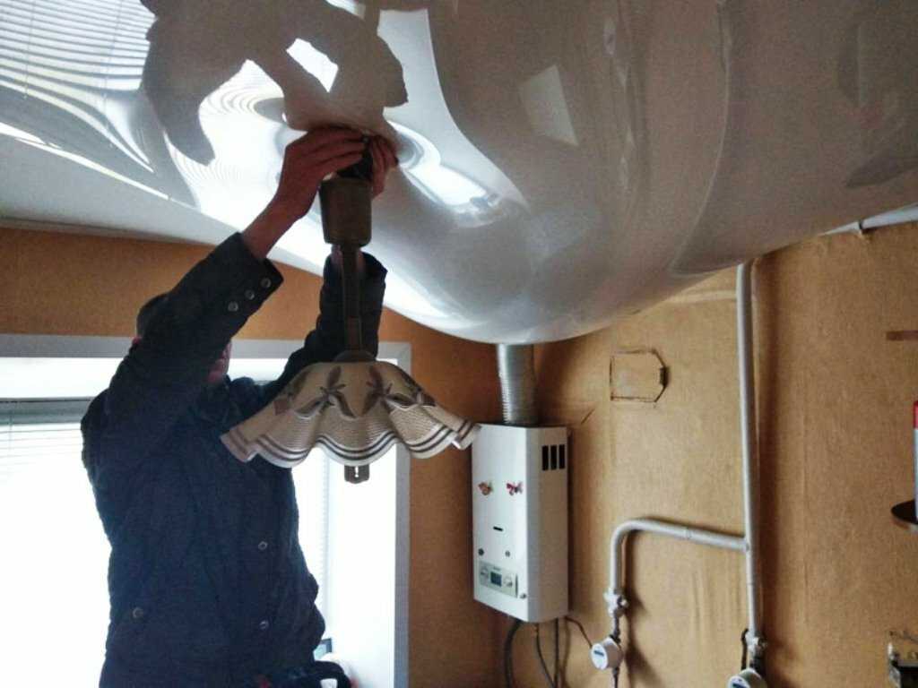 Как слить воду с натяжного потолка самостоятельно: порядок выполнения процедуры Самые эффективные способы удаления жидкости и типичные ошибки