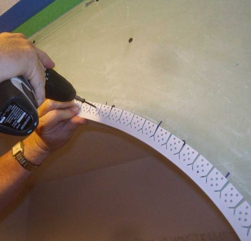 Особенности наружных и внутренних углов для сайдинга. чем приклеить пластиковый уголок к стене и к откосу окна пвх: технологические особенности процесса крепится уголок