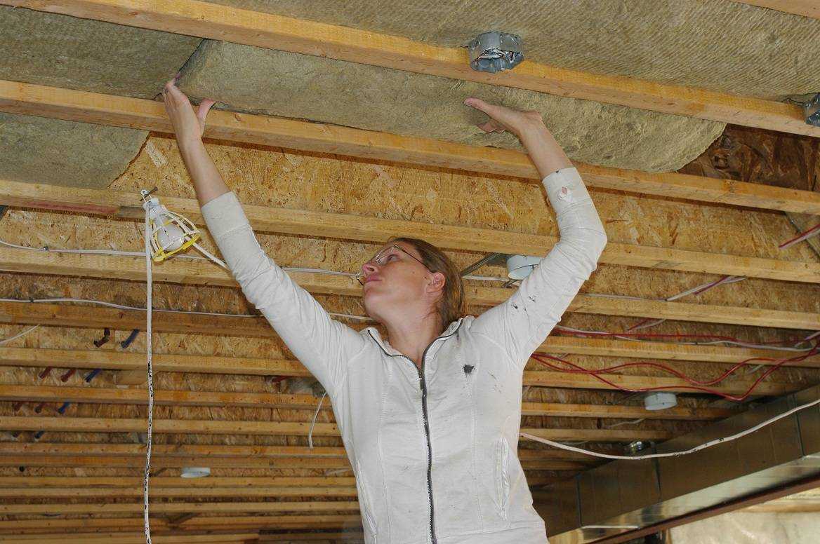 Чем отделать потолок в частном доме своими руками