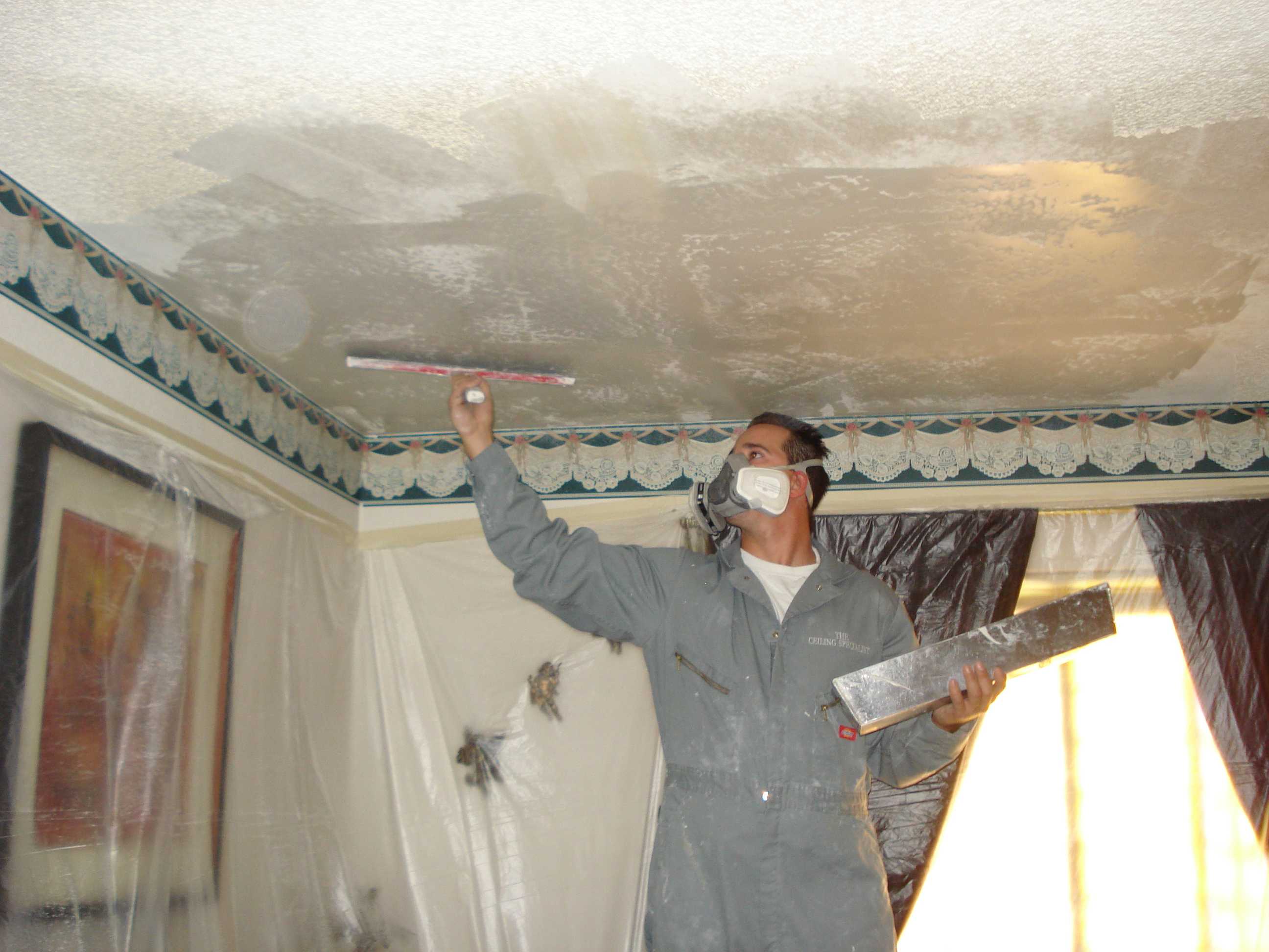Паутинка для потолка под покраску и цена поклейки при ремонте стекловолокна