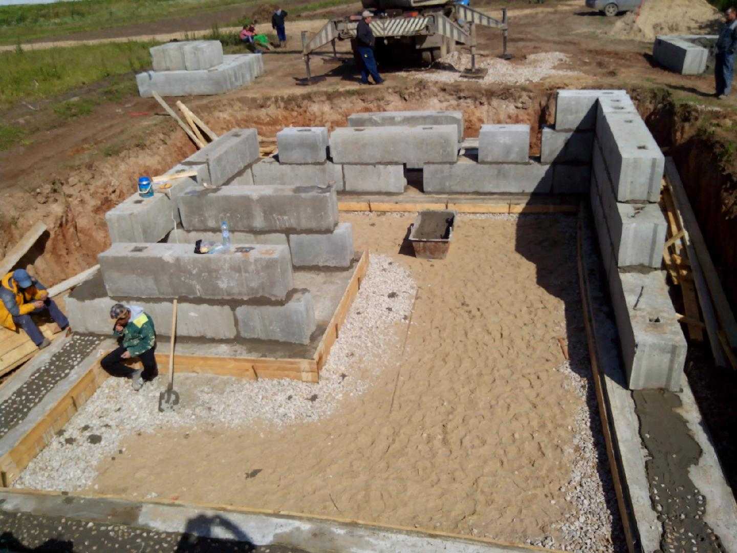 Что нам стоит дом построить: фундамент из блоков своими руками