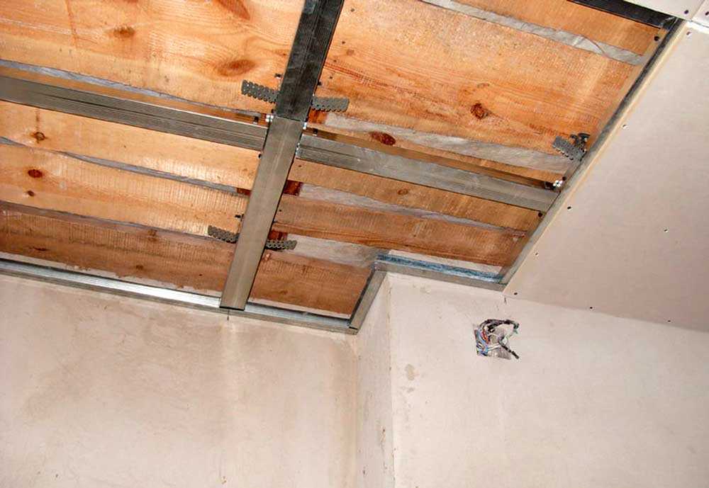 Как правильно подшить потолок гипсокартоном на деревянном потолке видео