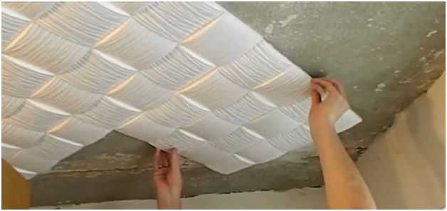 Как клеить плитку на потолок: примеры поклейки