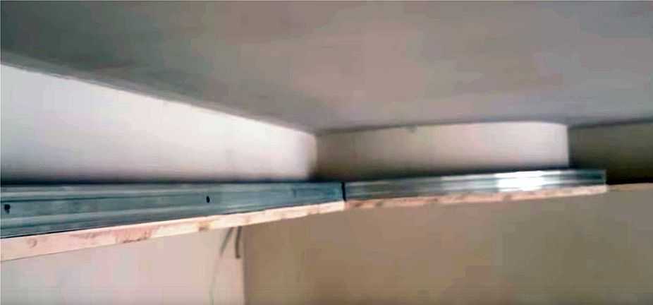 Короб из гипсокартона на потолке натяжном с подсветкой и монтаж на кухне
