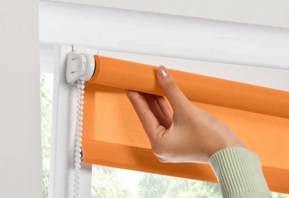 Как подобрать рулонные шторы на пластиковые окна (39 фото)