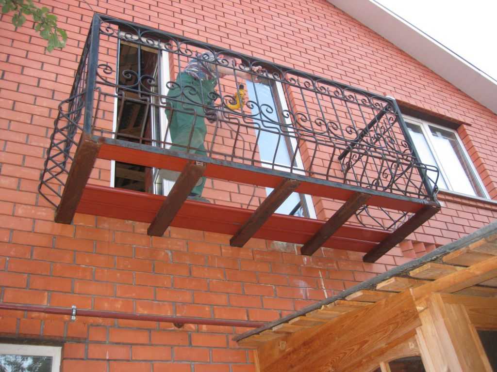 Постройка балкона в частном доме — особенности модельного ряда
