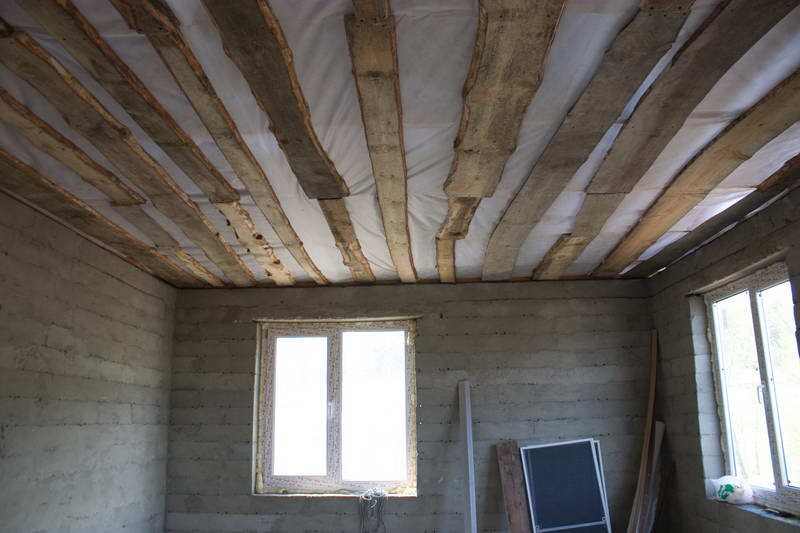 Какими материалами отделать потолки в коттедже?