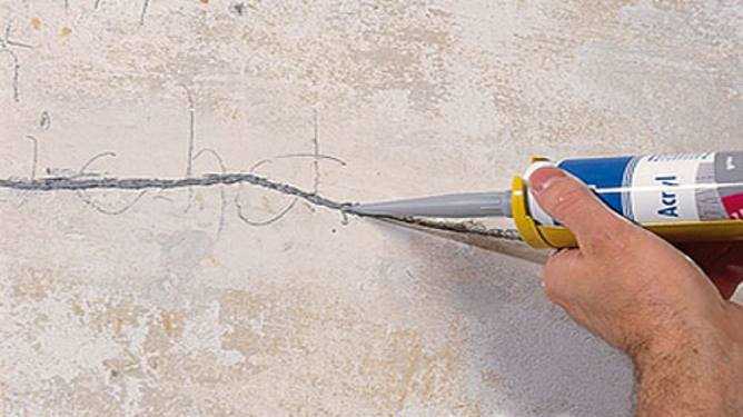 Как заштукатурить большую сквозную дыру в стене или заделать щель в кирпичной кладке перед поклейкой обоев