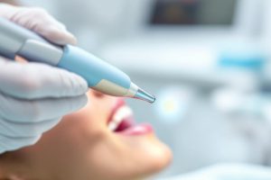 Чистка зубов Air Flow: как это работает