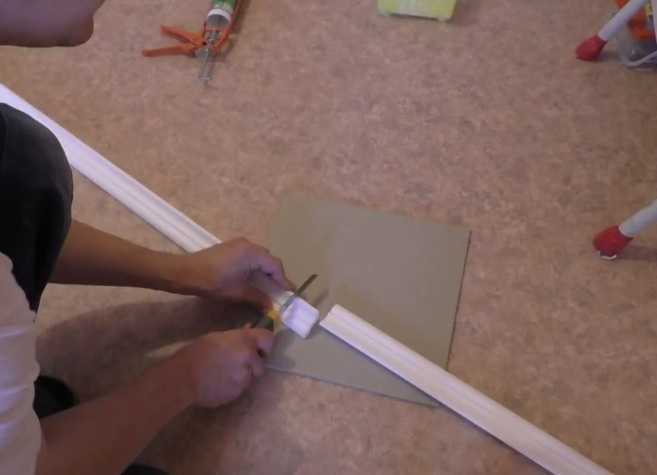 Как клеить потолочный плинтус из пенопласта правильно клеем и монтаж на видео