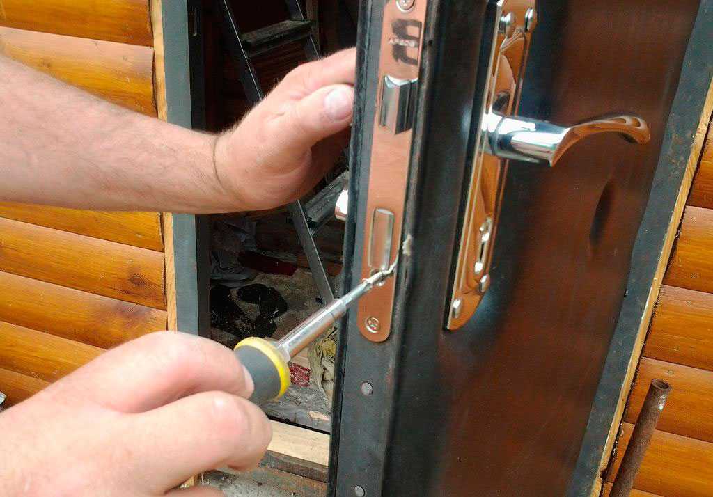 Отремонтировать входную металлическую дверь в квартире