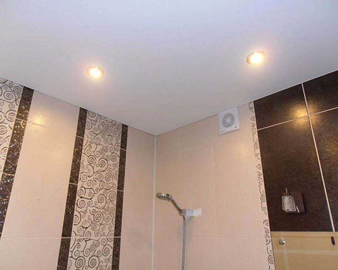 Натяжной потолок в ванной - советы по выбору материалов и особенности установки в ванной комнате