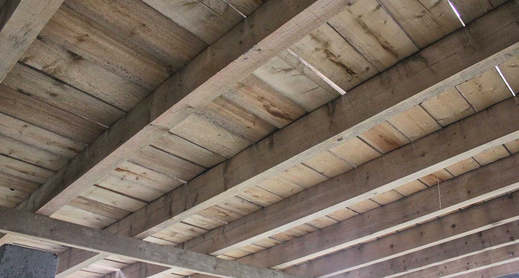 Утепление чердачного перекрытия по деревянным балкам: материалы и поэтапный монтаж