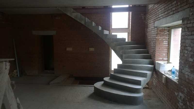 Пошаговая инструкция о том как сделать монолитную лестницу из бетона на второй этаж частного дома Опалубка армирование выравнивание варианты отделки
