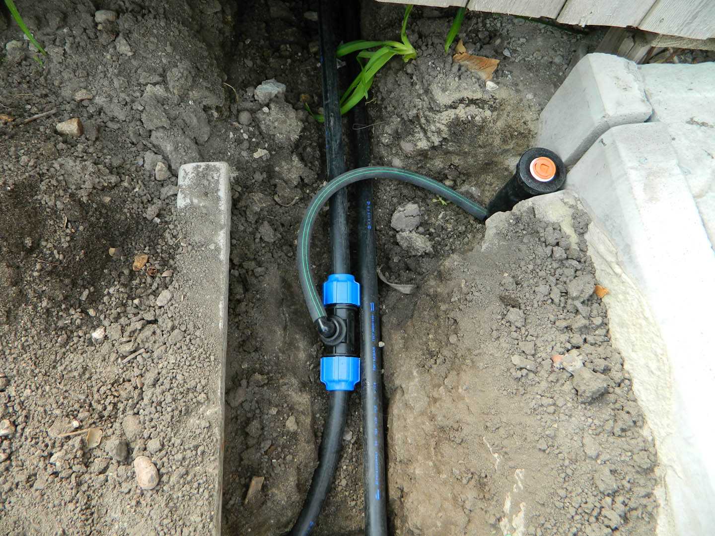 Водоснабжение частного дома из скважины своими руками - инструкция по монтажу системы со схемами