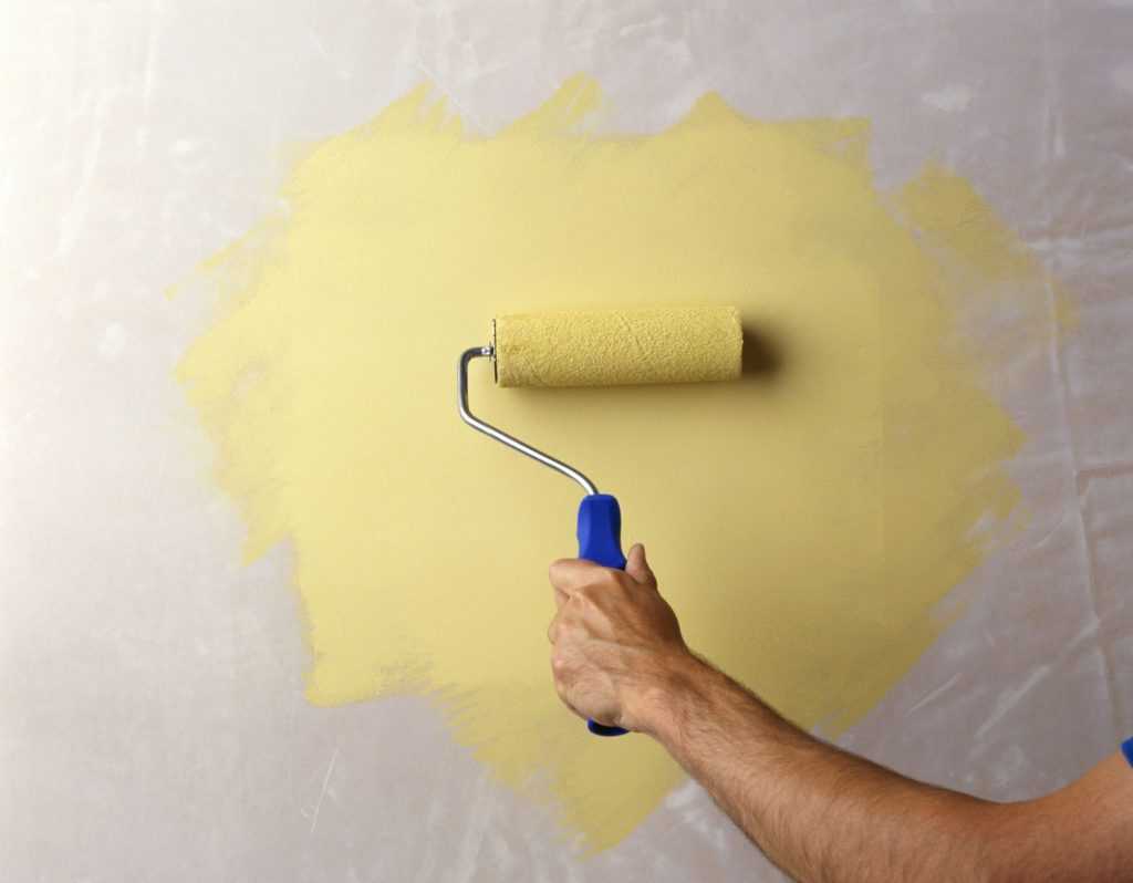 Покраска потолка водоэмульсионной краской: правила, технология, видео