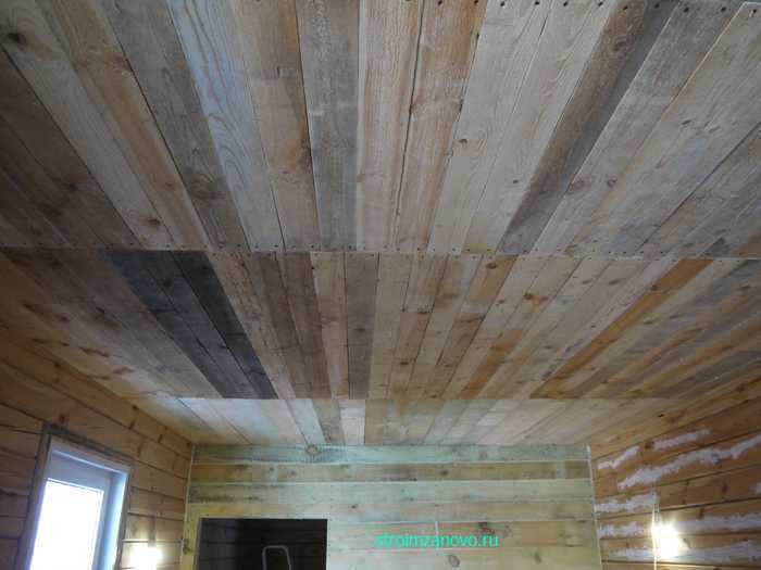 Делаем потолок в деревянном доме своими руками