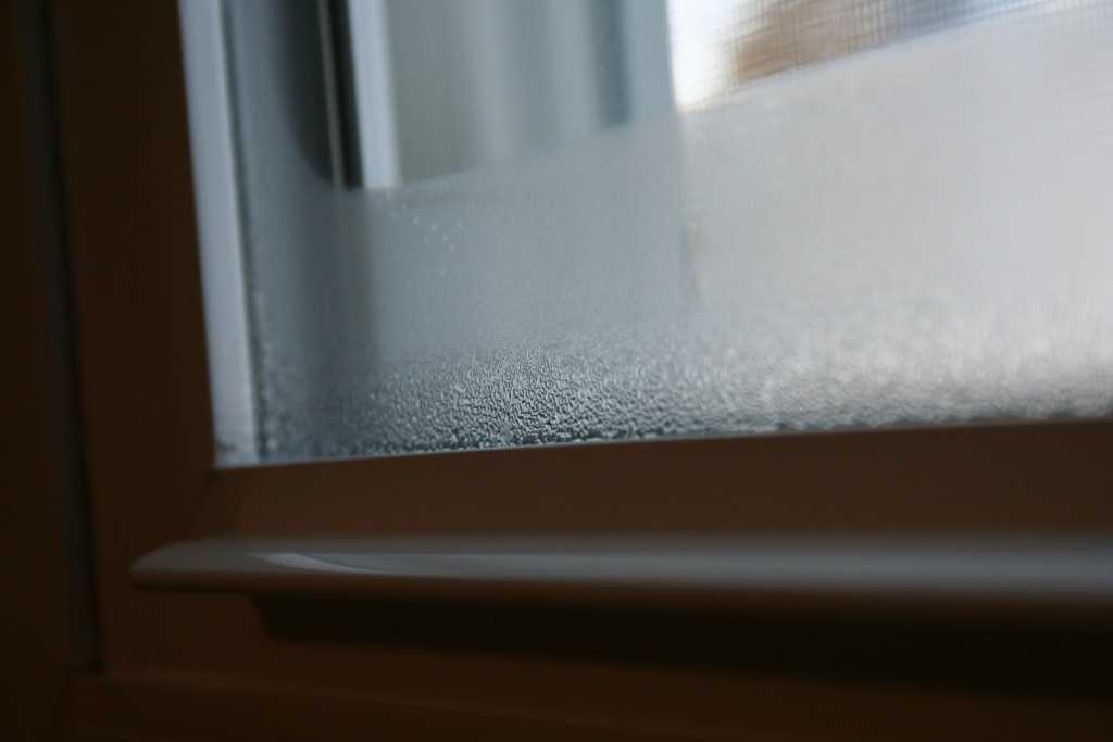 Почему потеют окна? от чего появляется конденсат на пластиковых конструкциях изнутри в квартире, что делать, если зимой в доме текут мансардные окошки