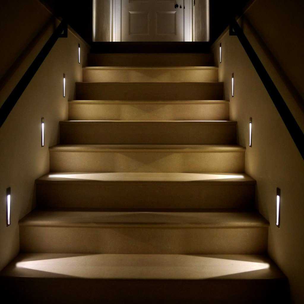 Освещение лестницы на второй этаж в частном доме или коттедже, как сделать автоматическую подсветку ступеней светодиодной лентой