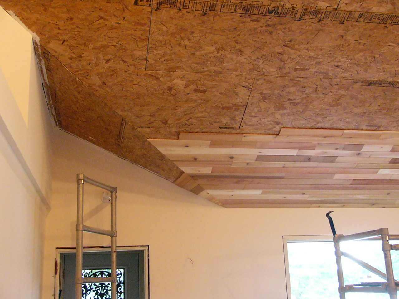 Чем обшить потолок в деревянном доме внутри: фотографии материалов, как сделать своими руками устройство из фанеры, теплоизоляция и оформление, чем покрыть, ремонт
