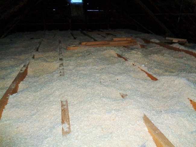 Утепление потолка в деревянном доме минватой, опилками с глиной, базальтом, пенопластом