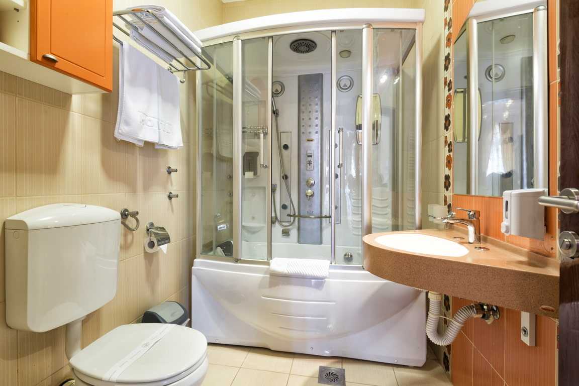 Душ (117 фото): что лучше выбрать, вместо ванны или совмещённый в одной комнате, сантехника oras и теплый пол, электрический душ в квартире