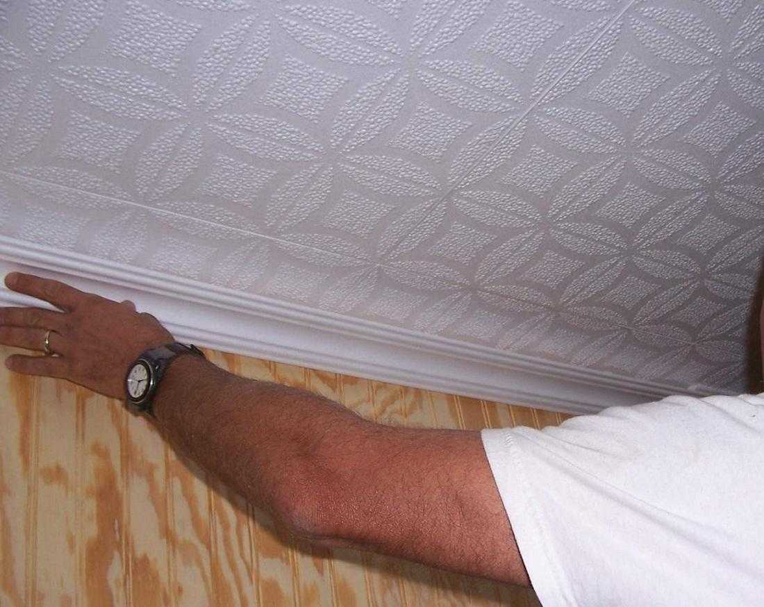 Детальная инструкция, как клеить потолочную плитку своими руками: видео и фото