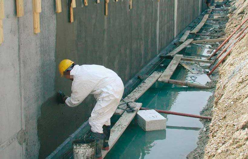 Обмазочная гидроизоляция: битумные и полимерные материалы и применение гидроизоляционных составов, расход на 1 м2 окрасочной пароизоляции для стен и мастики для пола