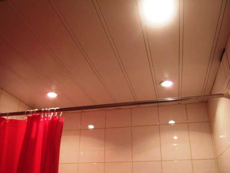 Как оформить потолок в ванной комнате?