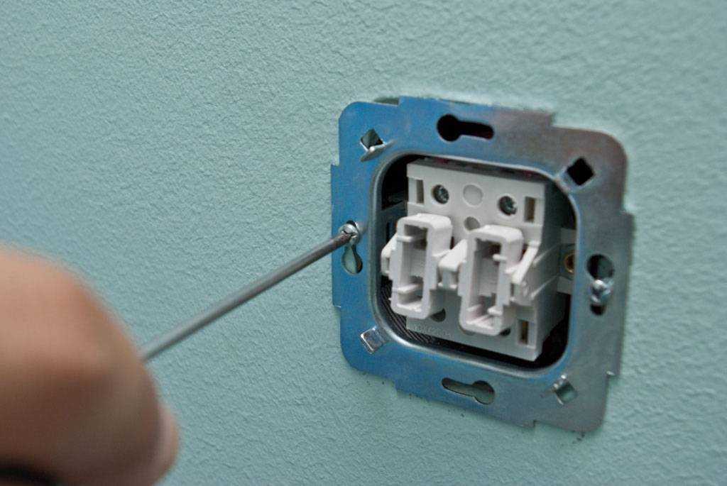 Как разобрать накладной выключатель прима. как снять выключатель со стены – подробная инструкция, как правильно демонтировать электрооборудование. материалы и инструменты