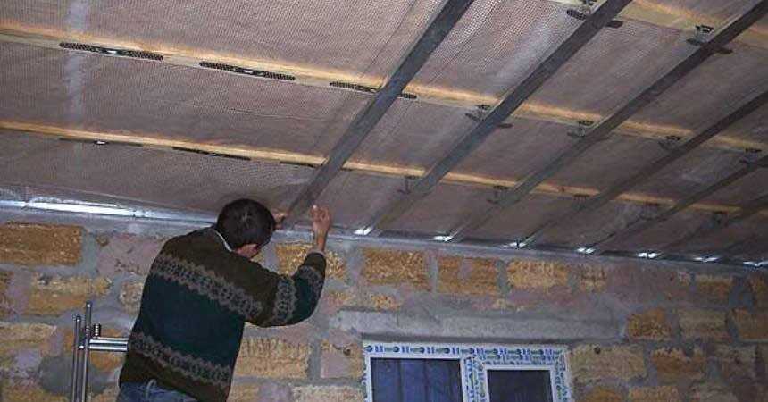Как выровнять потолок своими руками