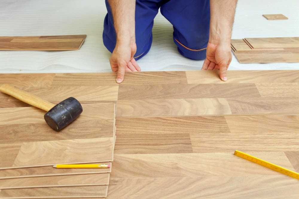 Укладка ламината на деревянный пол (57 фото): как класть на неровный пол и можно ли уложить правильно, технология укладки фанеры