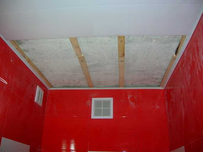 Пластиковый потолок в ванной: плюсы и минусы. поэтапное руководство, как сделать потолок из вагонки, реек, пвх-панелей. особенности монтажа и дизайн