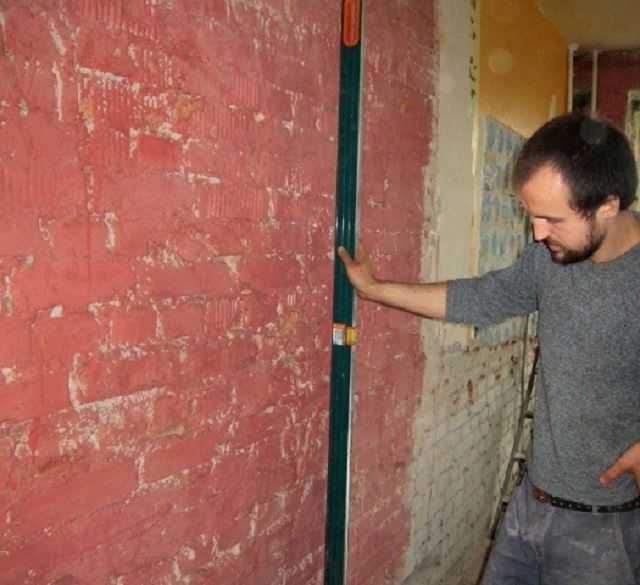 Чем выровнять стены под обои? как и каким материалом выравнивают стены, поэтапное выравнивание стенной конструкции в квартире своими руками