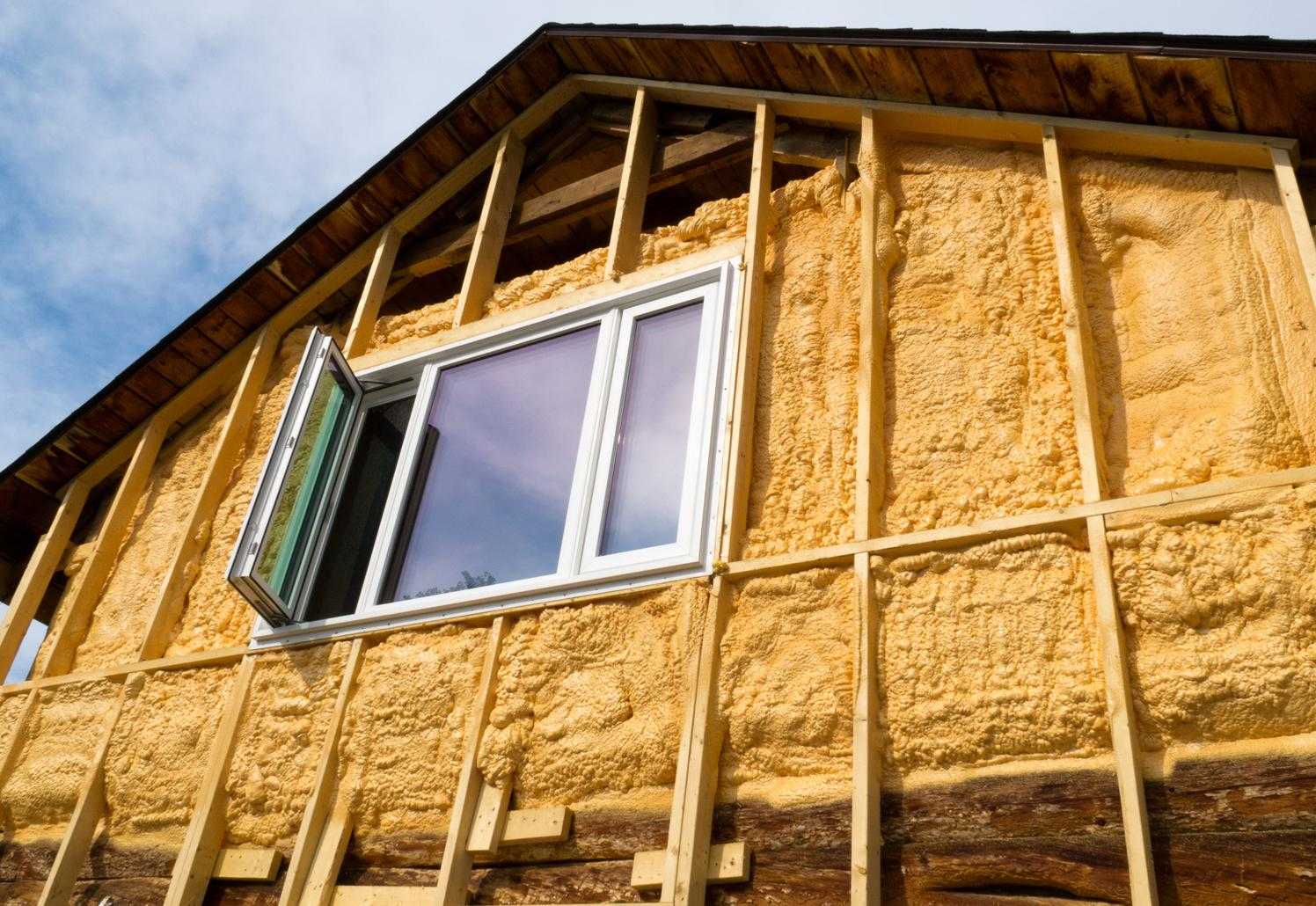 Чтобы утеплить стены деревянного дома с внутренней стороны необходимо выбрать лучший вид утеплителя и правильно выполнить все необходимые слои конструкции