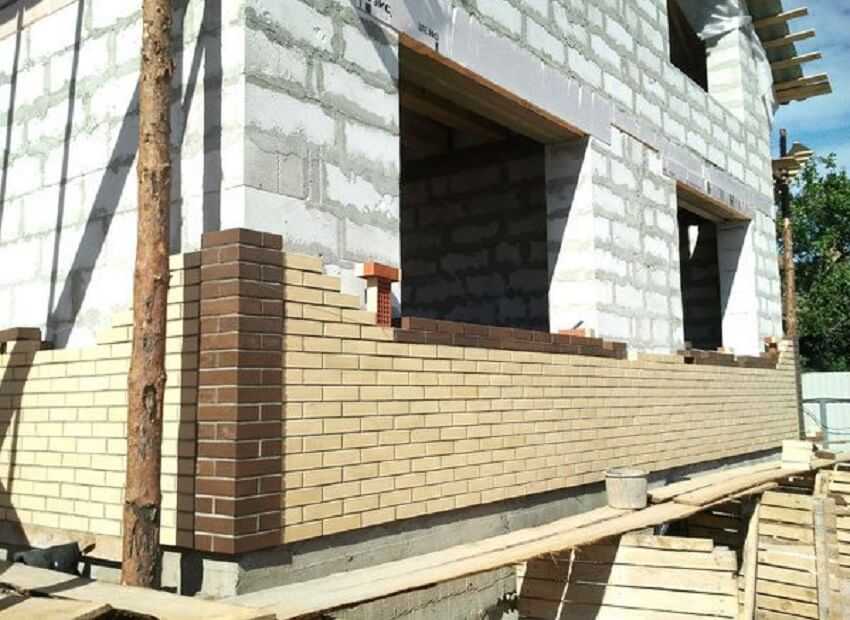  отделать фасад дома из газобетона: материалы и способы их монтажа