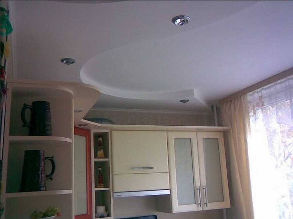 Комбинированный натяжной потолок на кухне с элементами гипсокартона