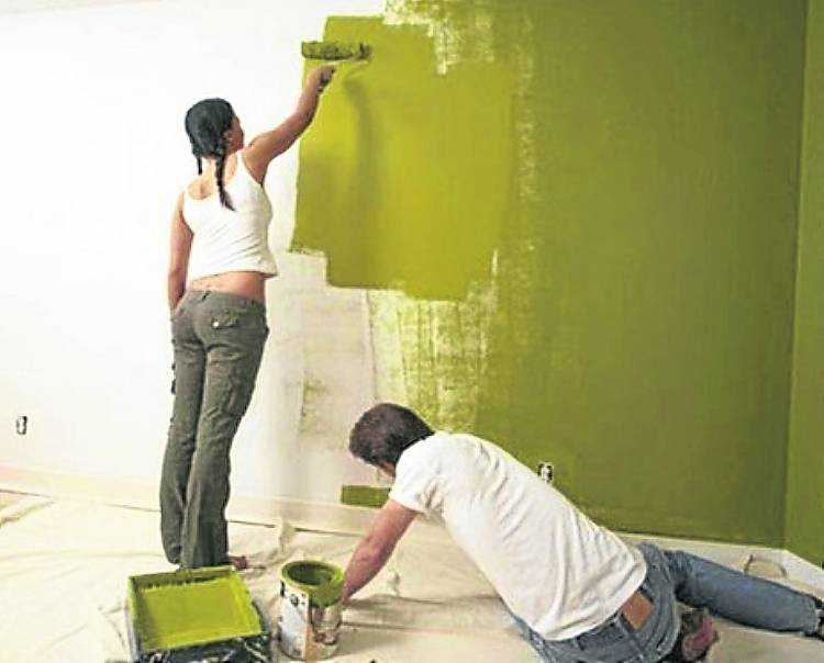 Что лучше для современной квартиры – красить стены или клеить обои?